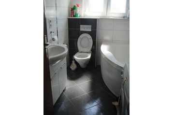 Hrvatska Privát Okrug Gornji, Eksterijer